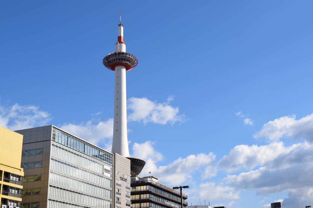 Kyoto Tower, ao lado da Estação de Quioto