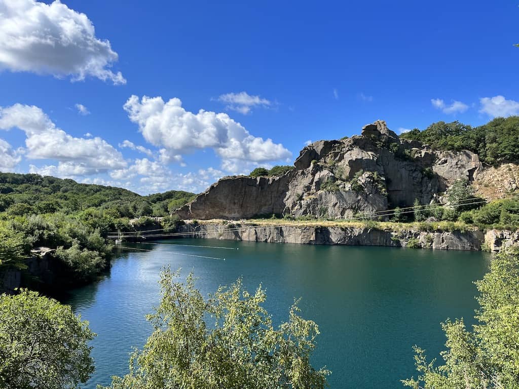 Opalsøen em Bornholm Lago de pedreira Opalsøen e falésias no norte de Bornholm