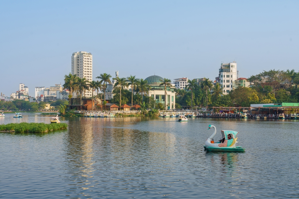 O Lago Truc Bach, em Hanói, com as casas da cidade ao longo da margem