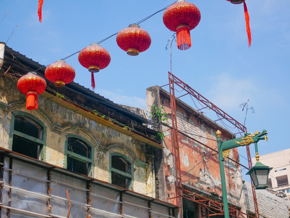 Lanternas vermelhas sobre a Petaling Street, em Chinatown, Kuala Lumpur