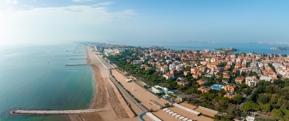 Lido di Venezia visto do alto, com a longa praia de areia de frente para o mar Adriático