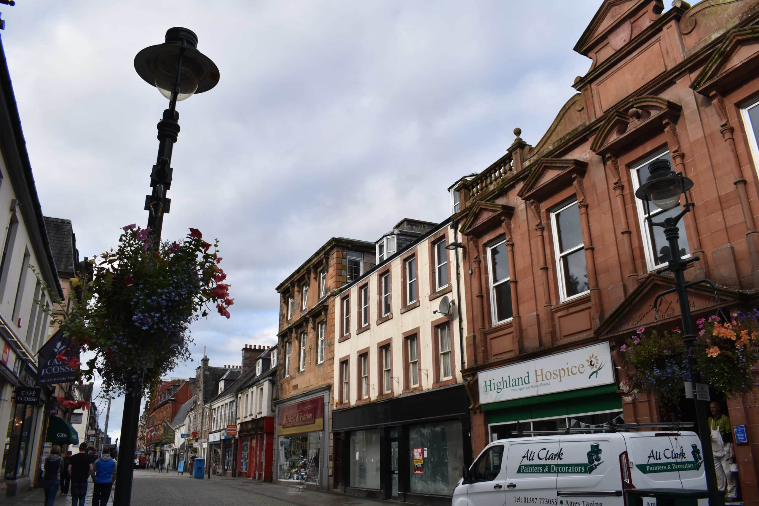 Lojas e prédios de pedra ao longo de uma rua no centro de Fort William