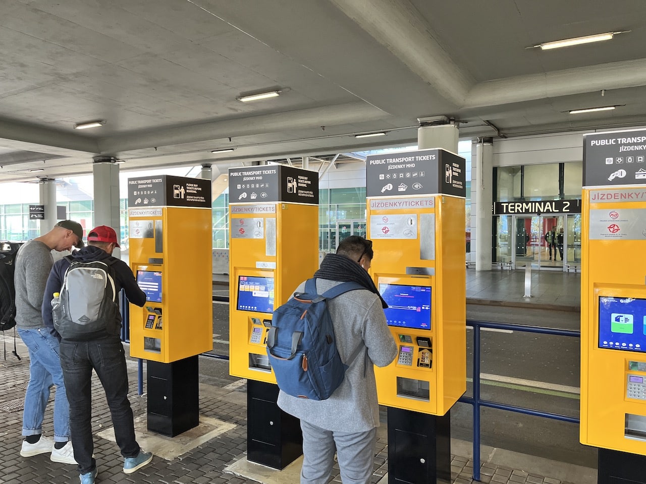 máquinas de passagens de transporte público no aeroporto de Praga