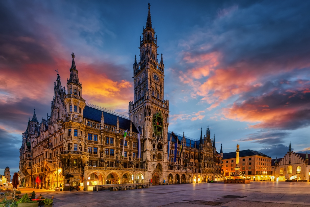 A Marienplatz e a prefeitura Neues Rathaus em Munique ao nascer do sol