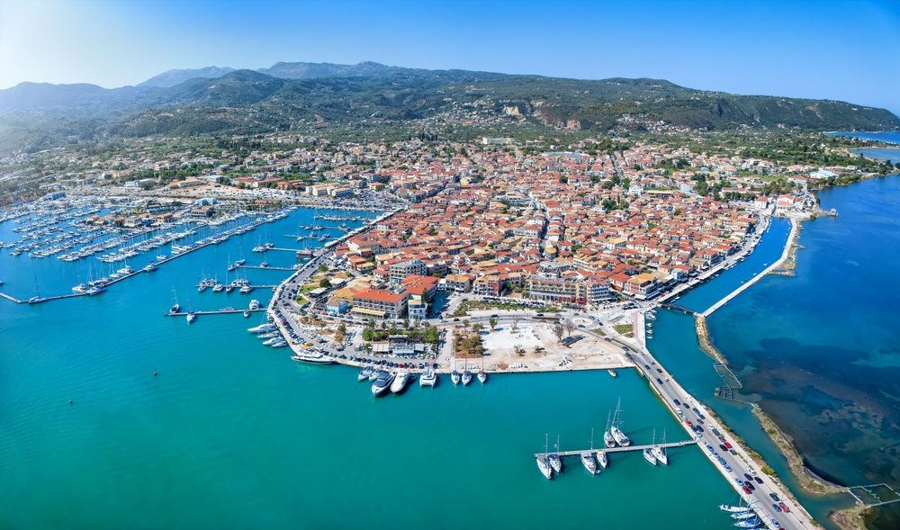Foto aérea da Cidade de Lefkada com a marina e o porto