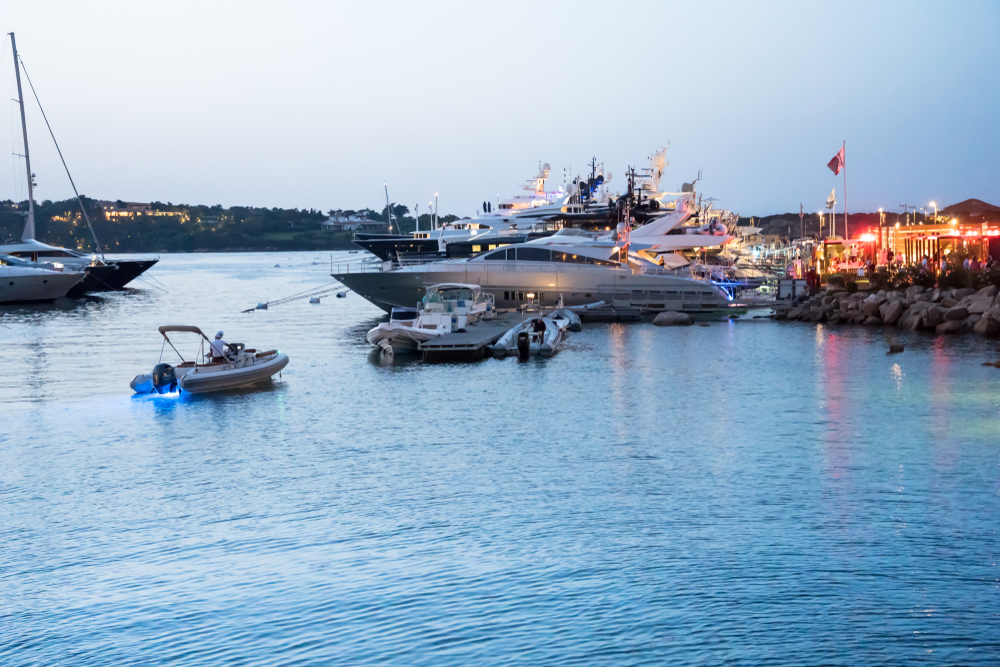 Iates de luxo na marina de Porto Cervo, na Costa Esmeralda, ao anoitecer