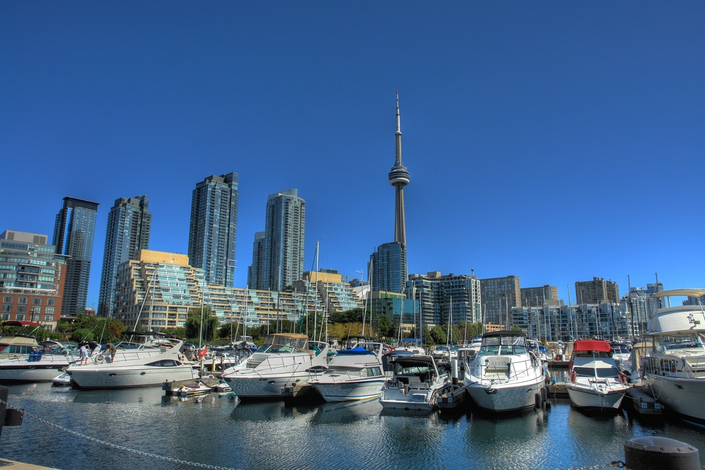 A marina Marina Quay West na Queens Quay, em Harbourfront, Toronto, com a CN Tower ao fundo