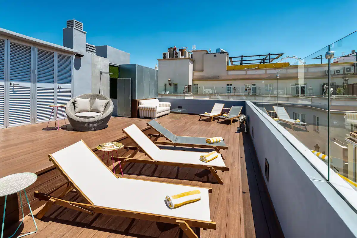 Mariposa Hotel, terraço com espreguiçadeiras