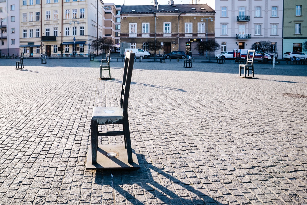 O memorial das cadeiras vazias na Plac Bohaterów Getta, em Podgórze, Cracóvia