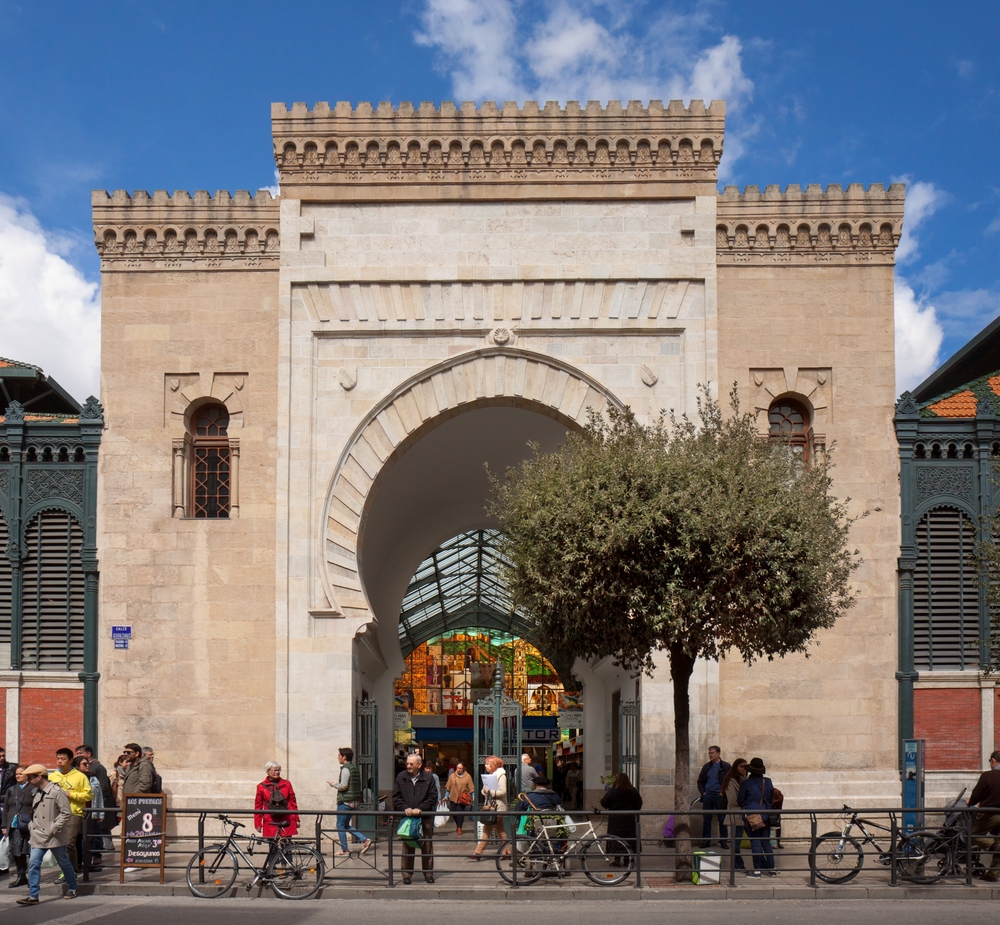 O Mercado Central de Atarazanas visto da Calle Atarazanas, em Málaga