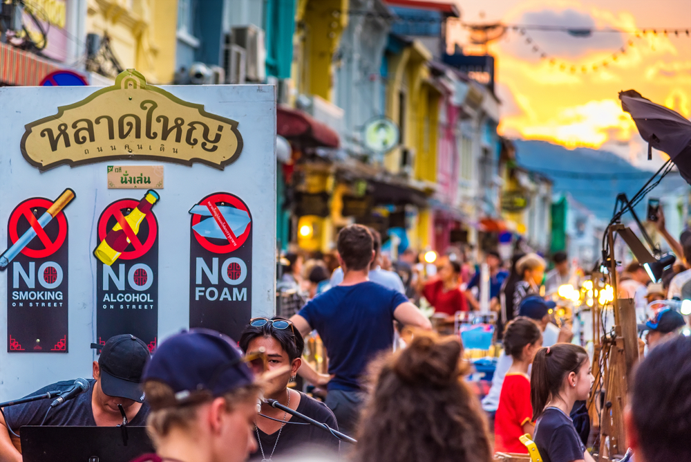 O mercado de domingo Lard Yai na Thalang Road, na Old Town de Phuket