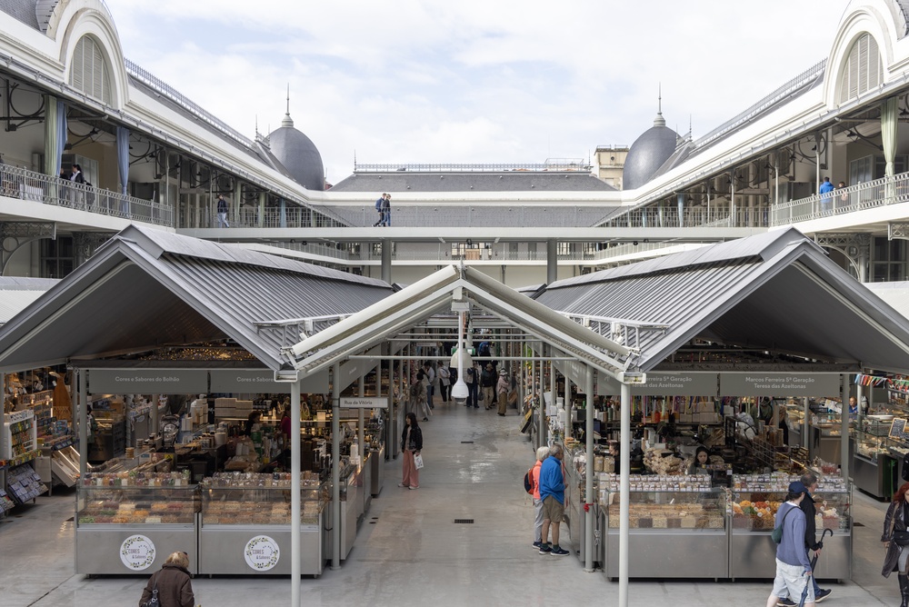 O interior do renovado Mercado do Bolhão no Porto