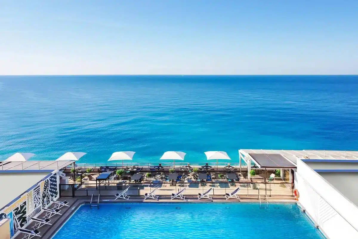Le Meridien, hotel de luxo com piscina na praia em Nice