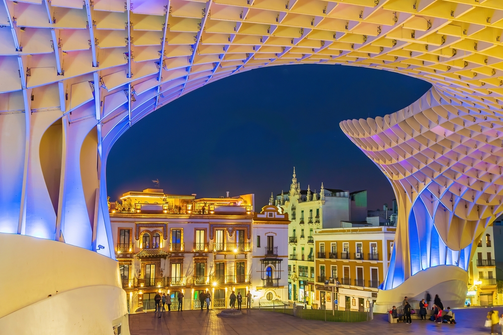A estrutura de madeira do Metropol Parasol com o horizonte de Sevilha