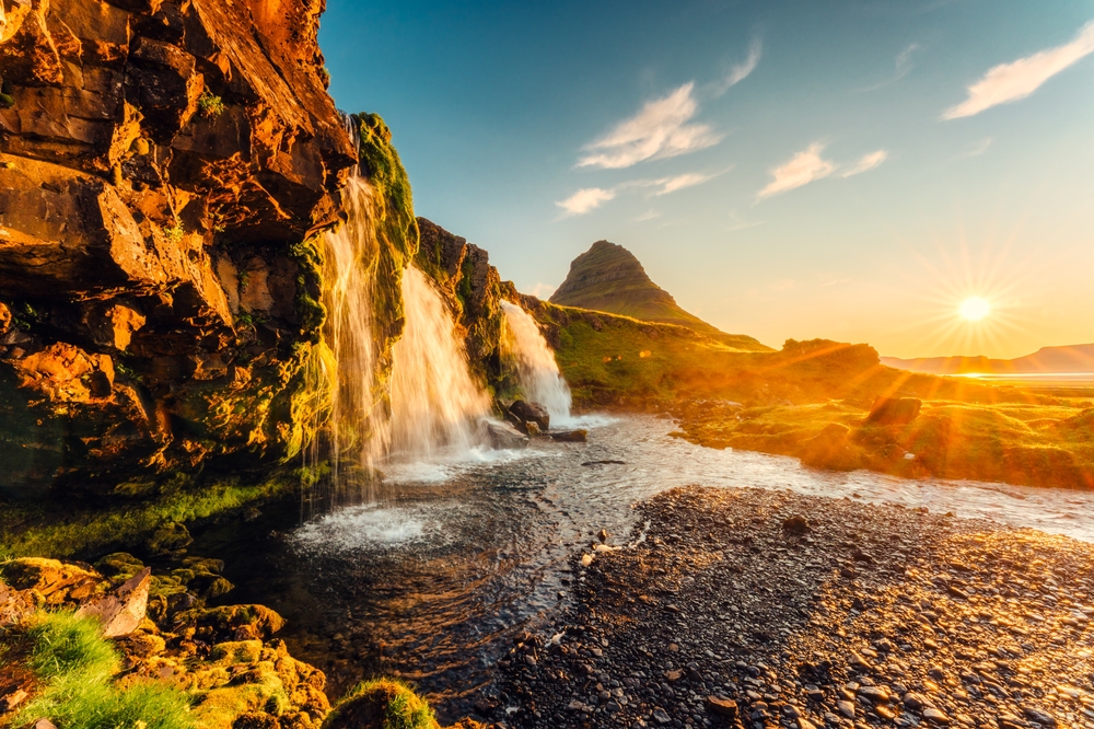 A montanha Kirkjufell e a cachoeira Kirkjufellsfoss em Snæfellsnes ao nascer do sol