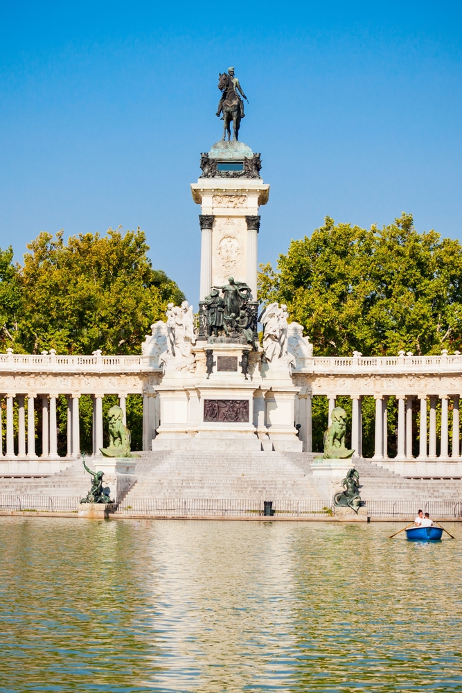 O monumento a Alfonso XII junto ao lago Estanque Grande, no Parque do Retiro, em Madri