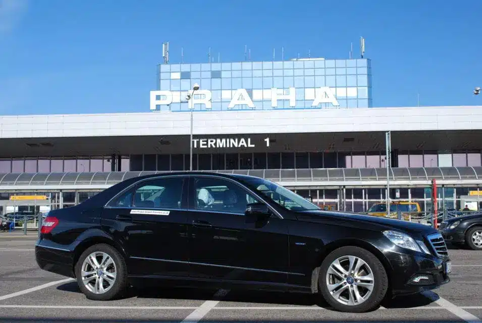 Motorista particular no Aeroporto de Praga