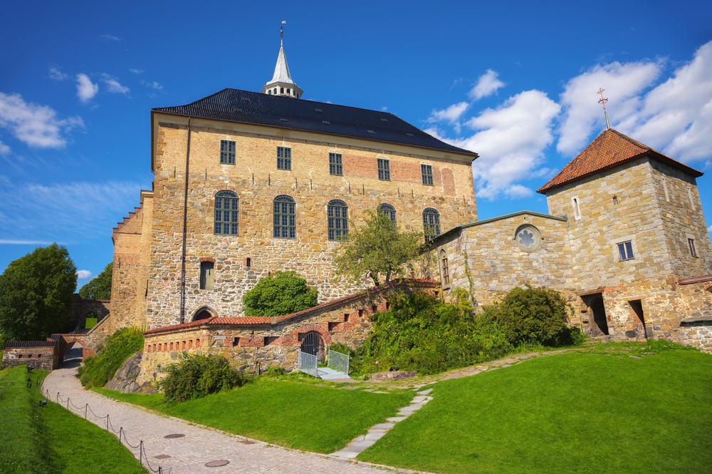 As muralhas de pedra e as torres da Fortaleza de Akershus em Oslo