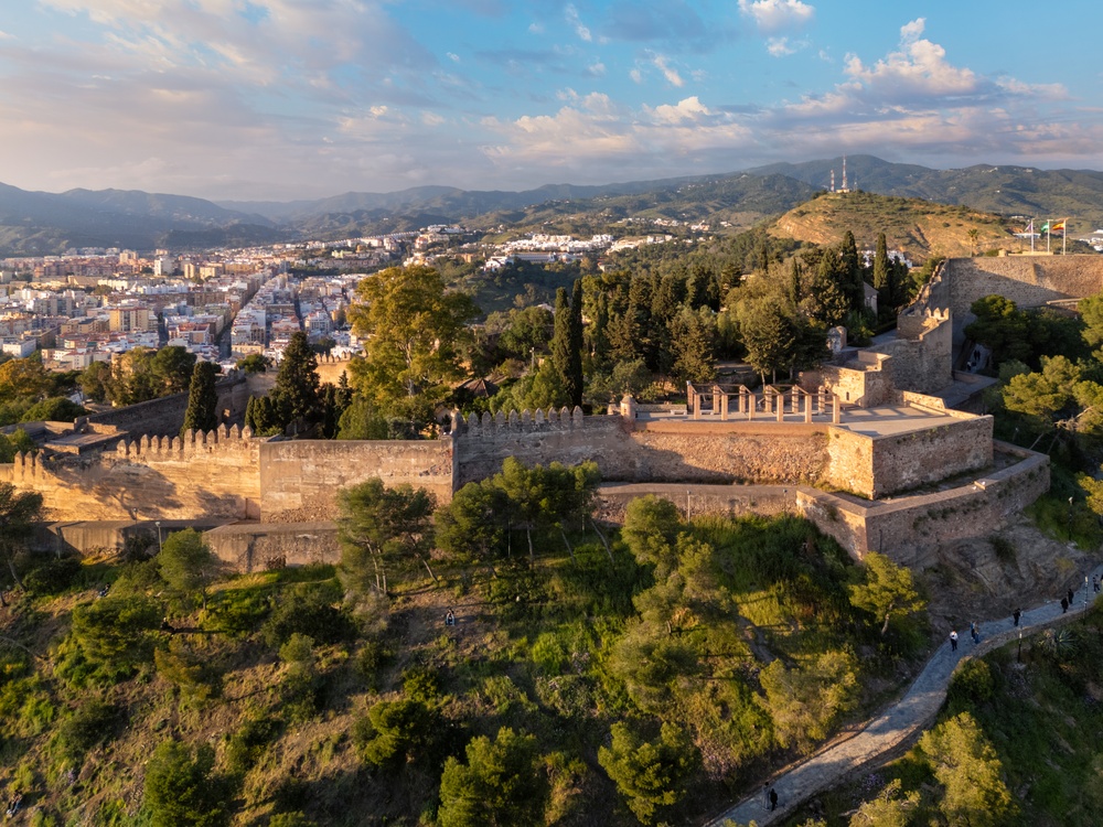 As muralhas do Castillo de Gibralfaro acima de Málaga