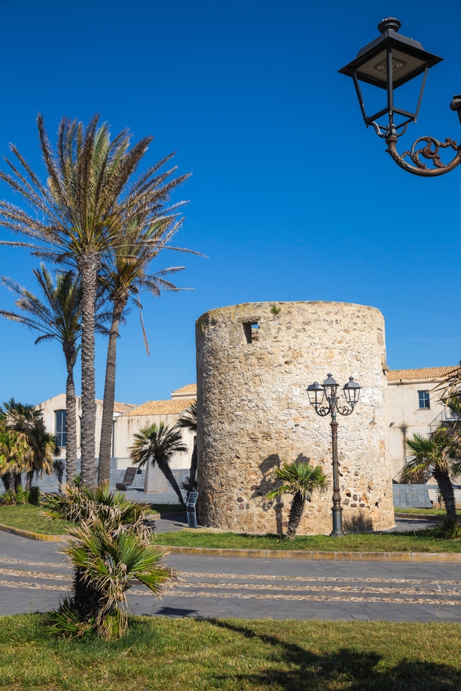 As muralhas e os bastiões junto ao centro histórico de Alghero, na Sardenha