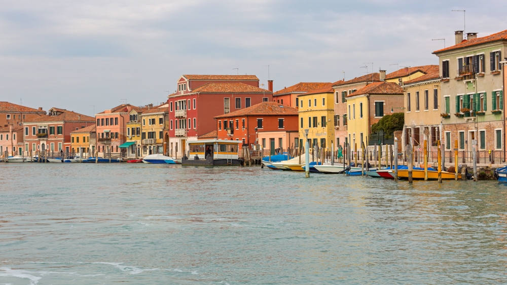 Casas coloridas ao longo de um canal em Murano, perto de Veneza