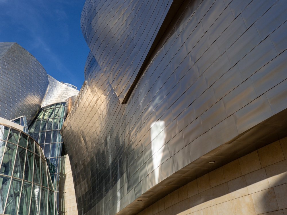 O Museu Guggenheim, projetado por Frank Gehry, em Abandoibarra, Bilbao