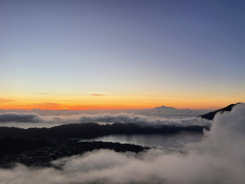 Nascer do sol no Monte Batur com vista para o Lago Batur e o Monte Agung