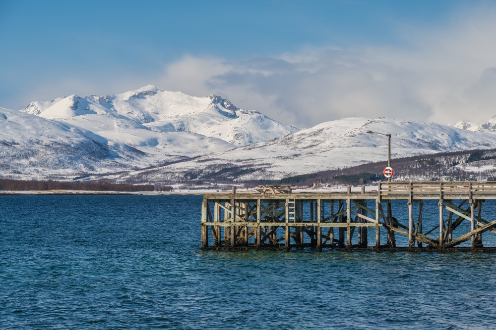 Neve e fiorde na praia de Telegrafbukta, em Tromsø, no inverno