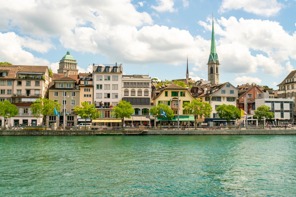 Niederdorf visto do rio Limmat em Zurique