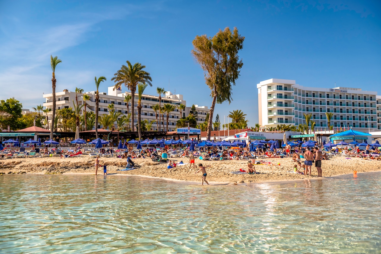Nissi Beach em Ayia Napa, um dos melhores lugares para ficar em Chipre