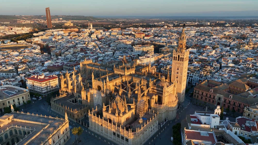 O centro de Sevilha visto do alto ao nascer do sol