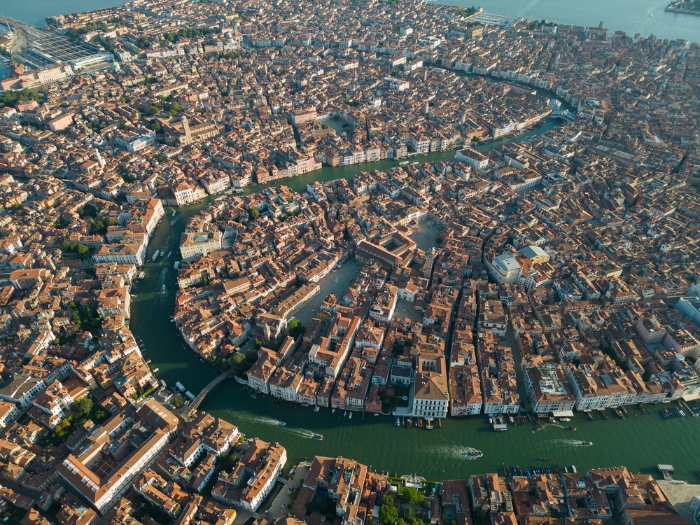 Veneza e a laguna vistas do alto, com o Grande Canal serpenteando pela cidade