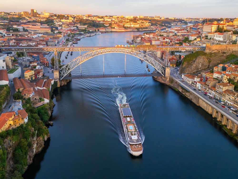 Vista de drone do rio Douro no Porto com a Ponte Dom Luís I, a Ribeira e Vila Nova de Gaia