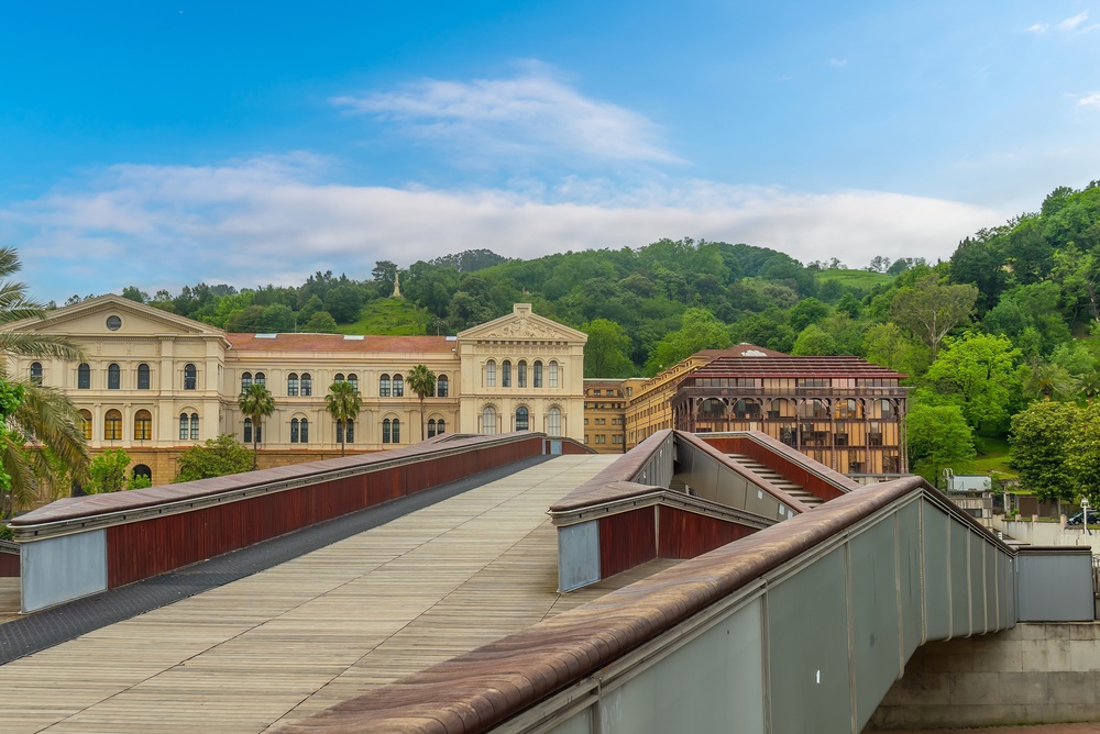 A passarela Pedro Arrupe e a Universidade de Deusto, em Bilbao