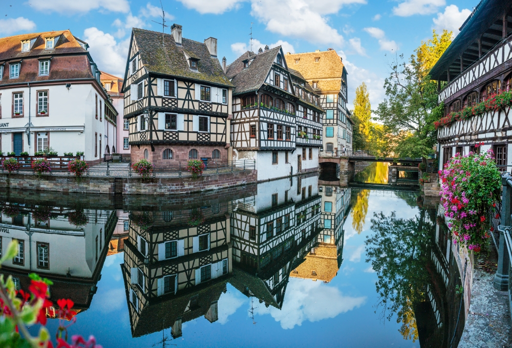 Casas em enxaimel da Petite France refletidas nos canais de Estrasburgo
