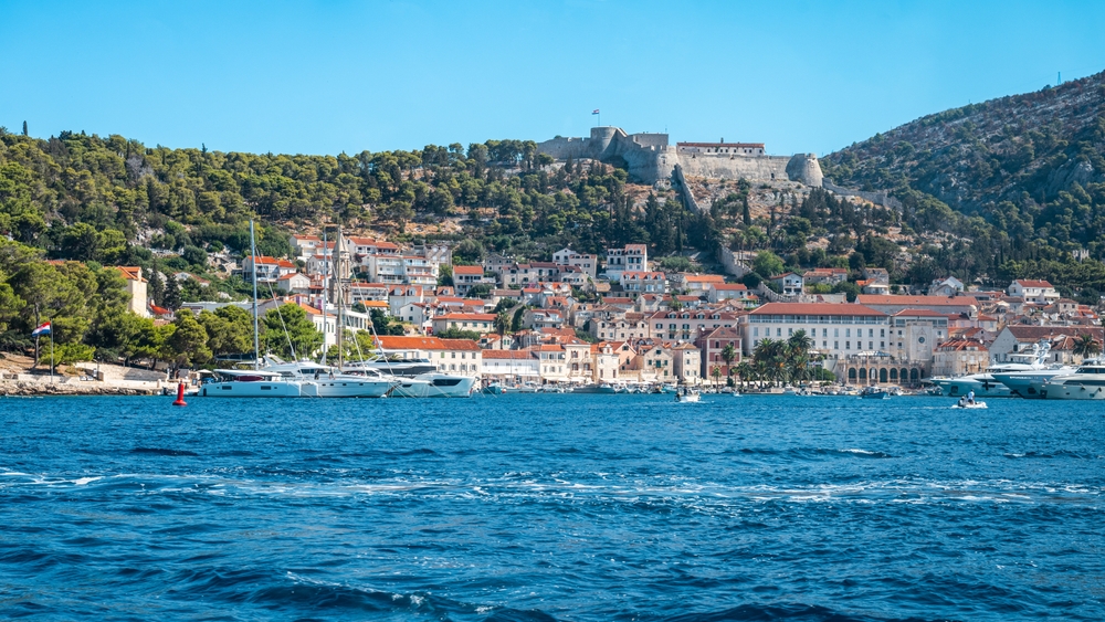 Vista panorâmica da cidade de Hvar e do porto com a fortaleza Fortica na colina