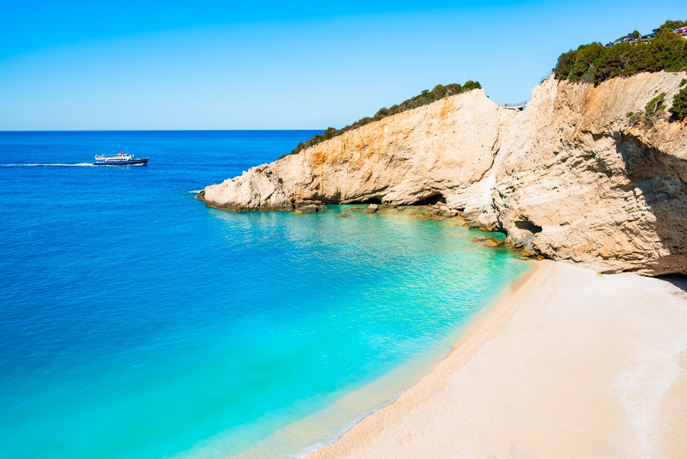 Porto Katsiki, em Lefkada, com falésias brancas e mar azul-celeste