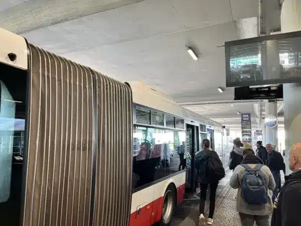 Ônibus 119 do Aeroporto de Praga até a cidade