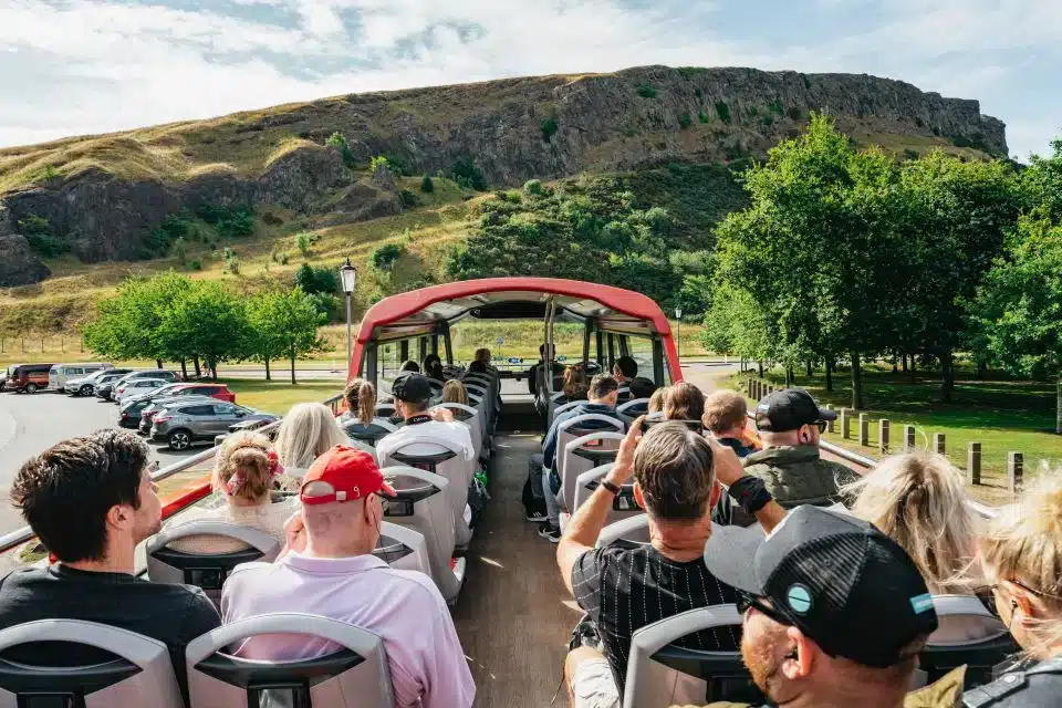 ônibus hop on hop off pelos pontos turísticos de edimburgo