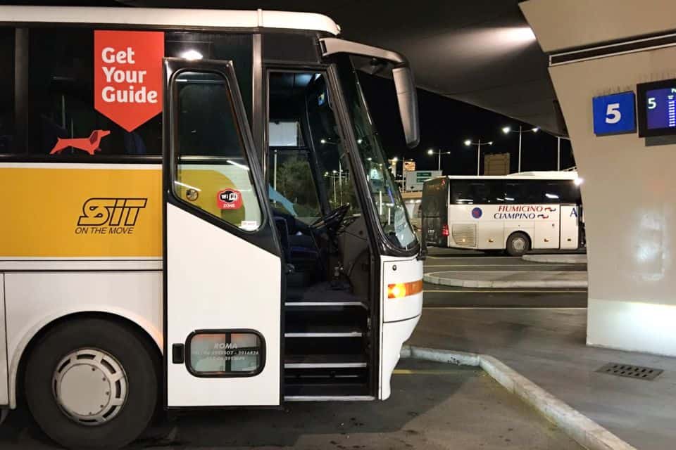 Um ônibus no aeroporto de Fiumicino