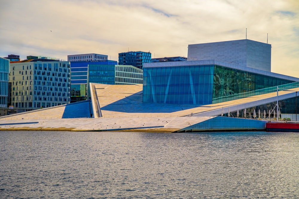 A Ópera de Oslo com seu telhado inclinado de mármore