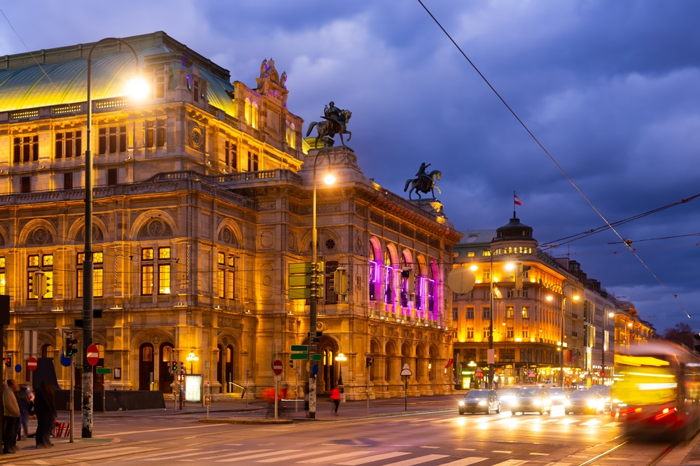 A Ópera Estatal de Viena e o Opernring à noite