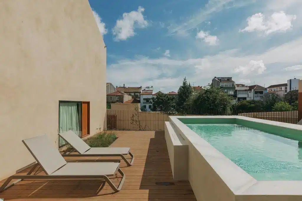 Outsite Porto Mouco, hotel moderno com piscina ao ar livre