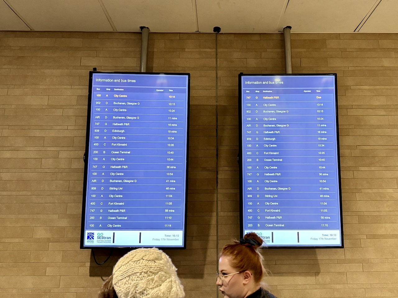 Painel com horários dos ônibus no aeroporto de Edimburgo
