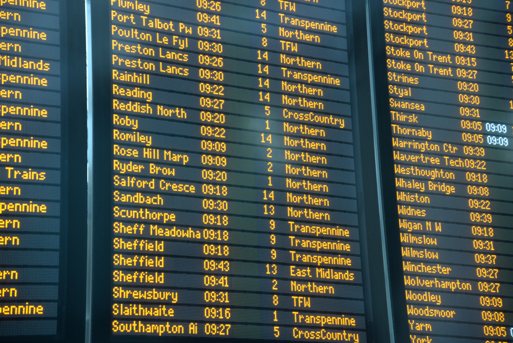 O painel de partidas da estação Manchester Piccadilly