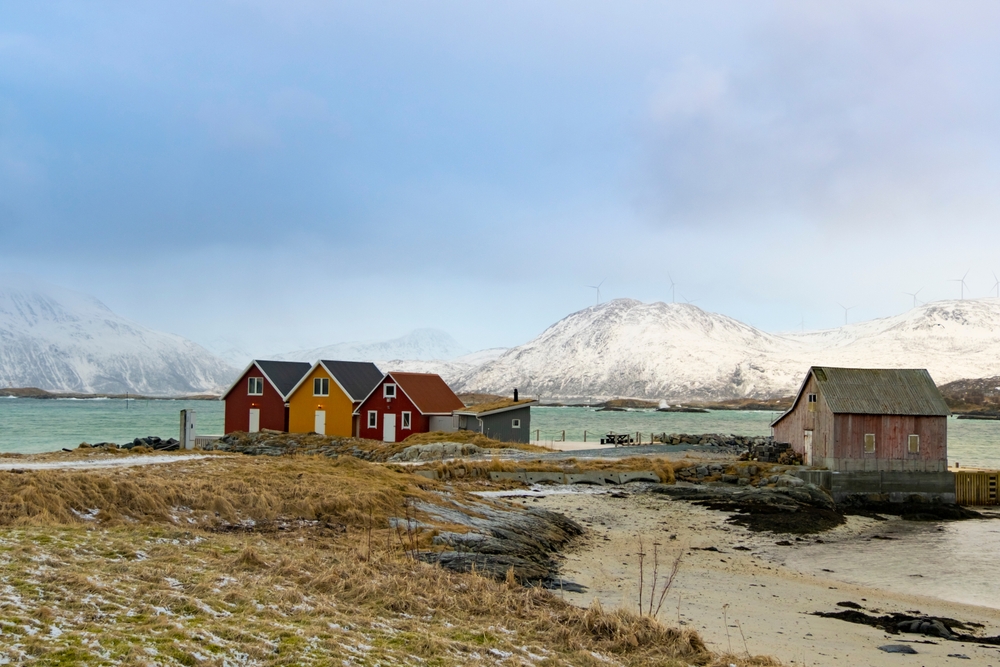 Paisagem de inverno em Sommarøy com cabanas rorbu à beira d'água