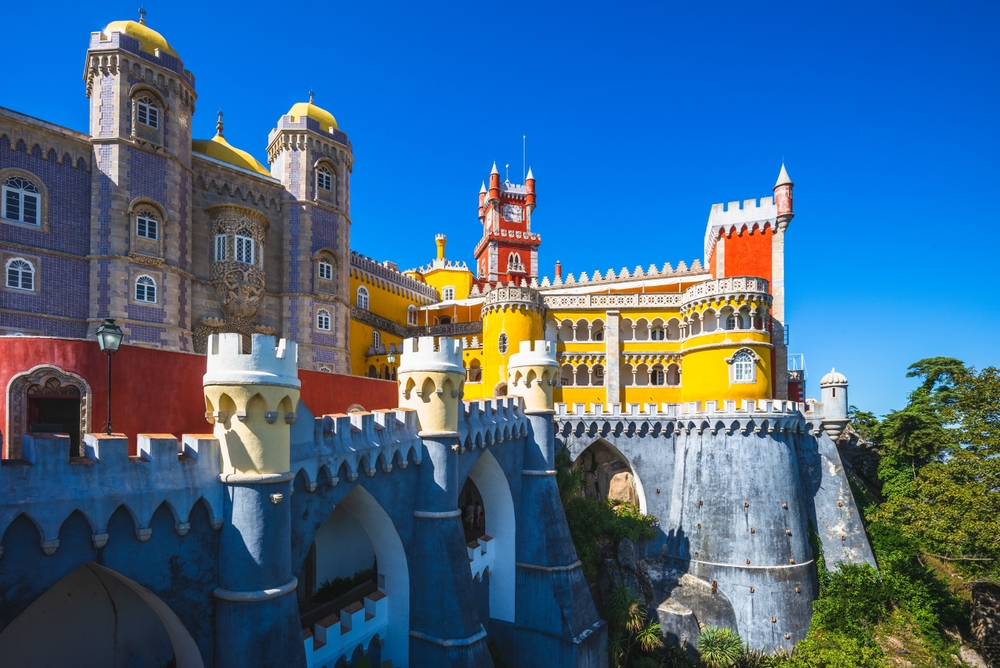 Palácio da Pena no alto de uma colina em Sintra