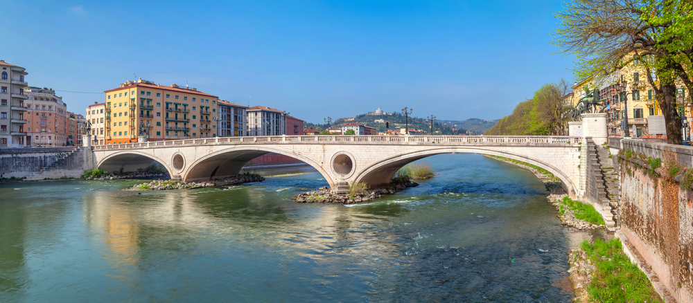 Panorama da Ponte della Vittoria sobre o Ádige entre o Centro Histórico e Borgo Trento, em Verona