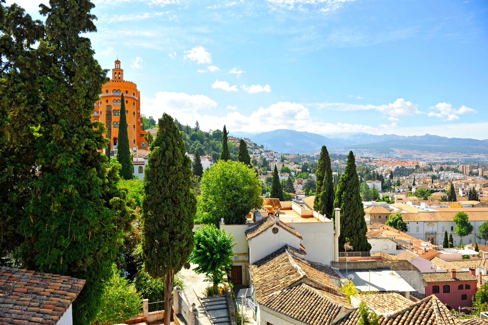 Panorama do bairro El Realejo em Granada com a Serra Nevada ao fundo