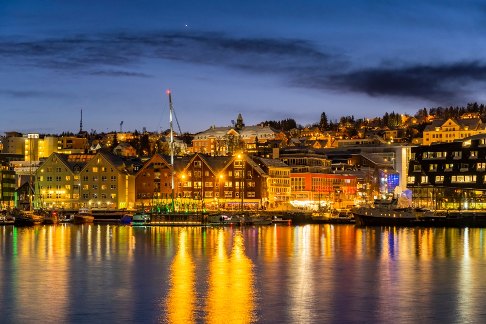 Panorama do centro de Tromsø e do porto em uma noite de inverno